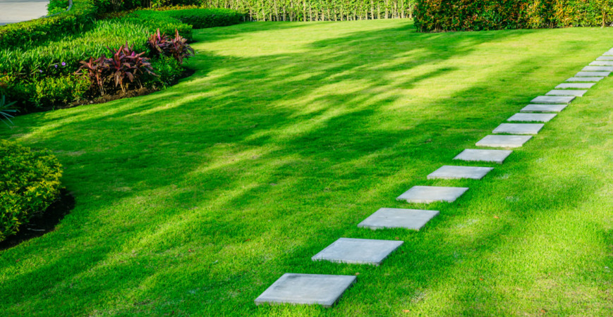 Oživte po zime mierne "unavený" trávnik 